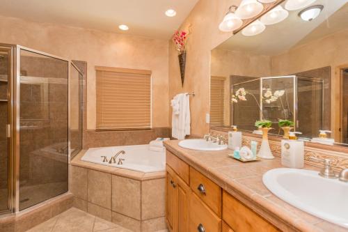 Eden的住宿－Luxury Townhouse in Wolf Creek，一间带两个盥洗盆和淋浴的浴室