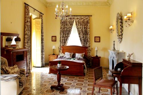 een slaapkamer met een bed en een tafel in een kamer bij Casa Rural Doña Elisa in Torrenueva