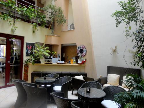 restauracja ze stołami i krzesłami w budynku w obiekcie Lirio Guest House w mieście Makrakómi