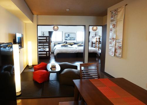 een kamer met een slaapkamer en een woonkamer met een bed bij Asakusa Eight -Tokyo Condominium Hotel- in Tokyo