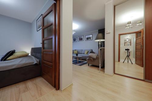 コシチェリスコにあるApartament Nosalのベッド1台とリビングルームが備わる客室です。