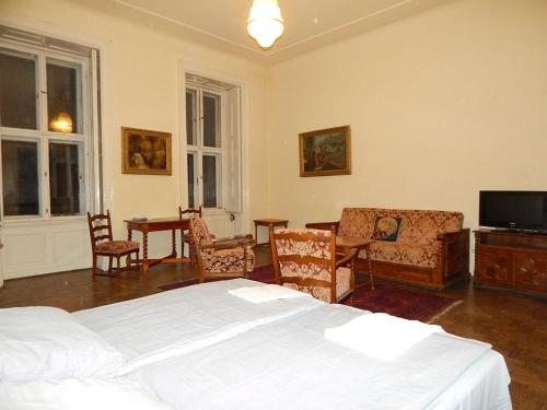 ブダペストにあるCity Center Apartmentのベッドルーム1室(ベッド1台、テーブル、椅子付)