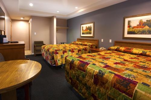 Кровать или кровати в номере Dunes Inn - Sunset