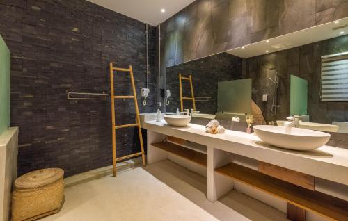 a bathroom with two sinks and a large mirror at Sunset Paradise Villa in Haad Pleayleam