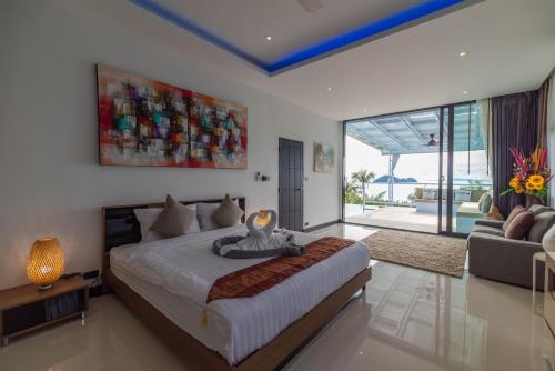 Haad PleayleamSunset Paradise Villa的一间带大床的卧室和一间客厅