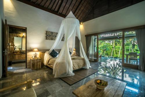Ένα ή περισσότερα κρεβάτια σε δωμάτιο στο Villa Kirani Ubud by Mahaputra-CHSE Certified