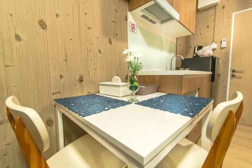 BANN KHAOYAI Condominium Pak chongにあるキッチンまたは簡易キッチン
