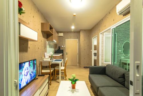ナコーン・ラーチャシーマーにあるBANN KHAOYAI Condominium Pak chongのソファのあるリビングルームとダイニングルーム