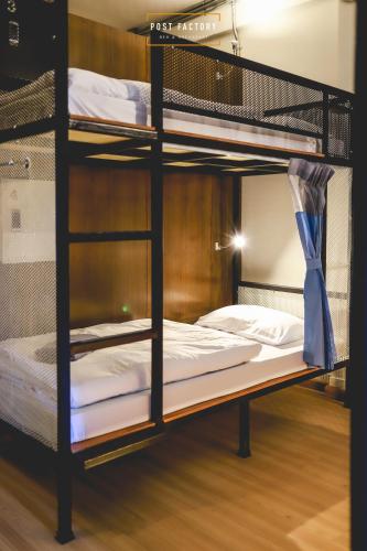 Ένα ή περισσότερα κρεβάτια σε δωμάτιο στο Post Factory Bed & Breakfast
