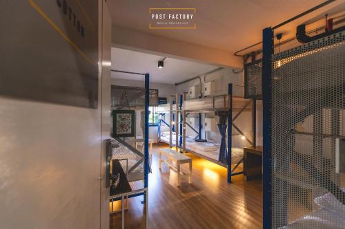 Μία ή περισσότερες κουκέτες σε δωμάτιο στο Post Factory Bed & Breakfast