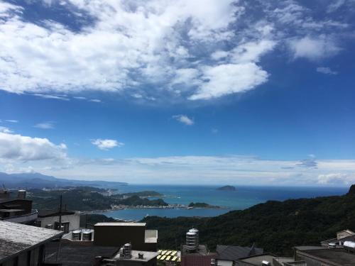 a view of the ocean from a city at Jiufen Yunhai Yazhu Homestay in Jiufen