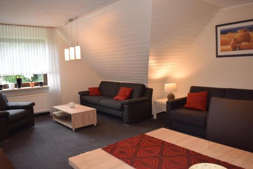 Sala de estar con 2 sofás y mesa en Haus Schütte, en Erwitte
