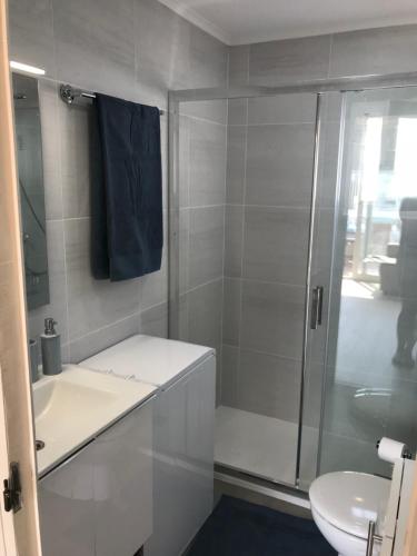 エンプリアブラバにある22B puigmal Dのバスルーム(シャワー、洗面台、トイレ付)