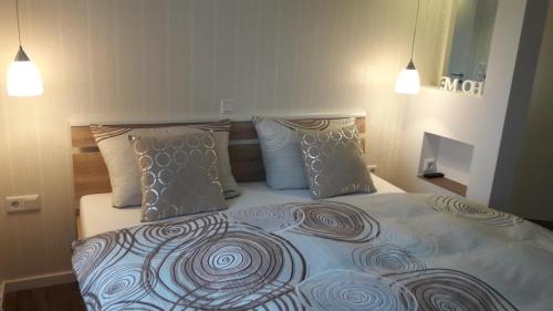 - une chambre avec un grand lit et trois oreillers dans l'établissement FEWO Familie Werner, à Erfurt