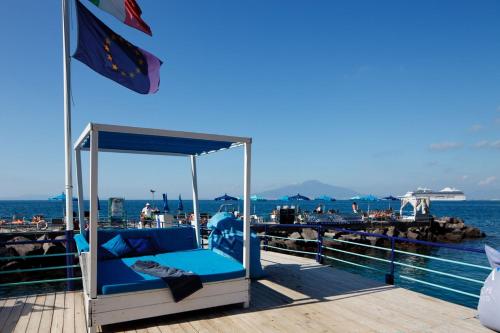 un letto sul ponte di una nave da crociera di Sorrento Flats a Sorrento