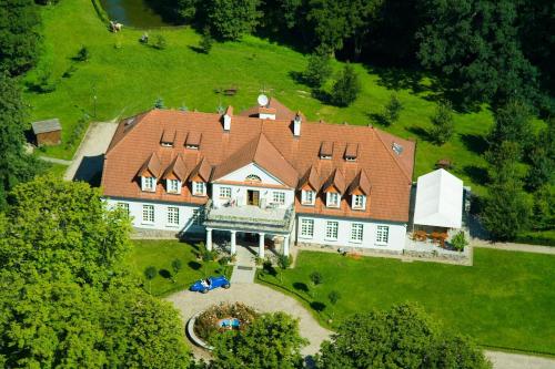 an aerial view of a large house with a roof at Dwór w Bychowie in Bychowo