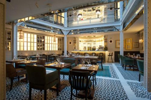 un ristorante con tavoli e sedie e un bar di Superbe Appartement a Parigi