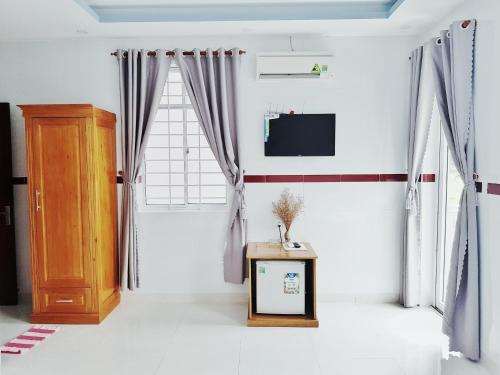 A television and/or entertainment centre at Homestay Gia Phú