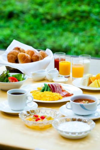a table topped with plates of breakfast foods and drinks at NASPA New Otani in Yuzawa