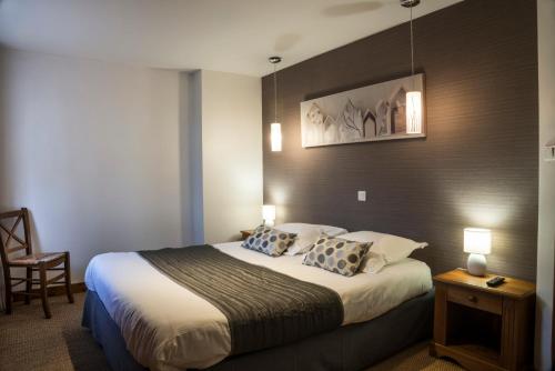Letto o letti in una camera di Hôtel Saint-Pierre