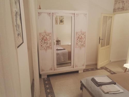 Habitación con espejo grande en una habitación en Camere Mazzini 49 en Sansepolcro