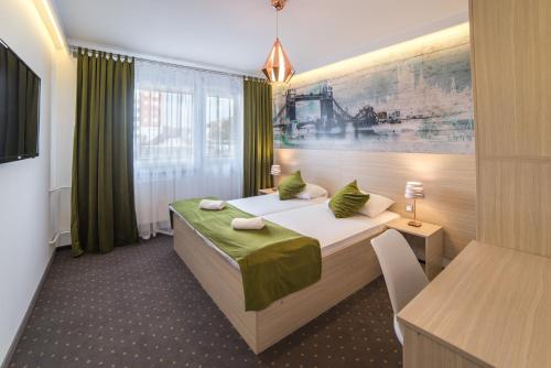 En eller flere senge i et værelse på Hotel Tehnograd