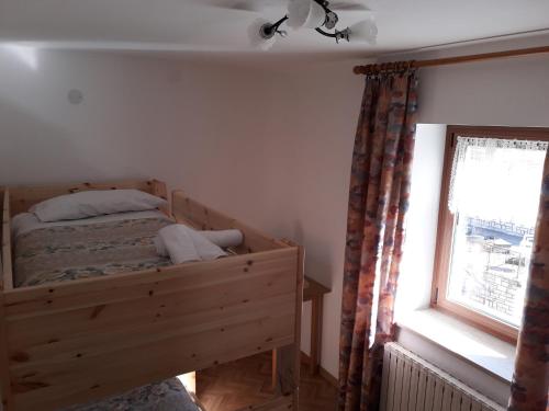 En eller flere senge i et værelse på Appartamento Vista Dolomiti by GoNewLocation