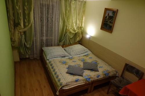 sypialnia z łóżkiem z dwoma laptopami w obiekcie Pokoje u Szlachty w mieście Szczawnica