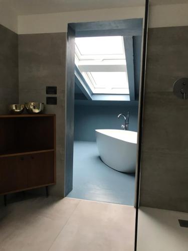 ein Badezimmer mit einer Badewanne und einem Dachfenster in der Unterkunft Le Terrazze in Vicenza