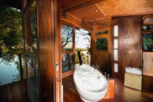 A bathroom at RiverDance Lodge