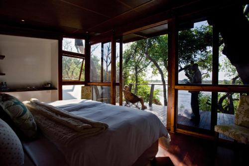 RiverDance Lodge tesisinde bir odada yatak veya yataklar