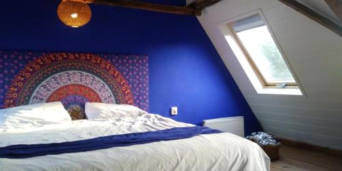 een slaapkamer met een groot bed met een blauwe muur bij Het Goede Leven in Harlingen