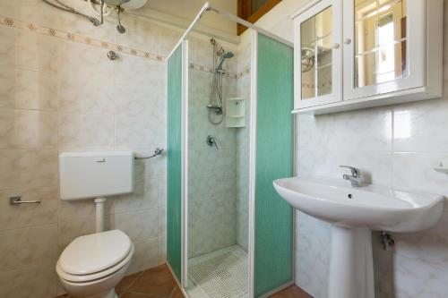 ウッジャーノ・ラ・キエーザにあるCasa Frulli by BarbarHouseのバスルーム(トイレ、洗面台、シャワー付)