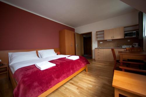 - une chambre avec un grand lit et 2 serviettes dans l'établissement Kramářova chata, à Orličky