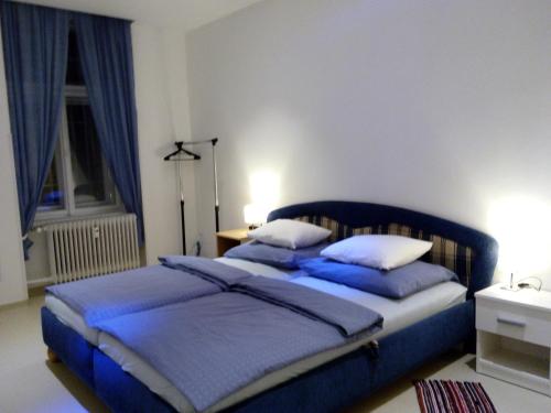 プラハにあるApartment Vltava Pragueのベッドルーム1室(青い枕のベッド2台付)