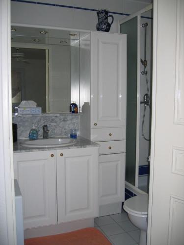 une salle de bain avec un lavabo blanc et des toilettes dans l'établissement Luxury apartment facing the Mediterranean, à Sète