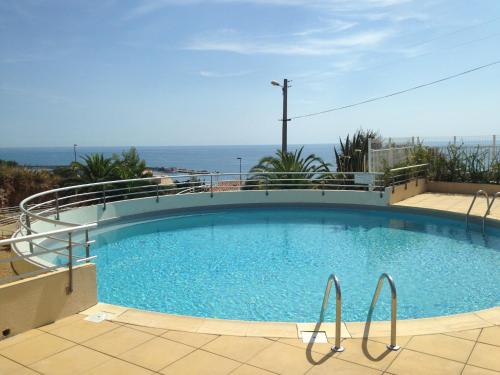 Πισίνα στο ή κοντά στο Luxury apartment facing the Mediterranean