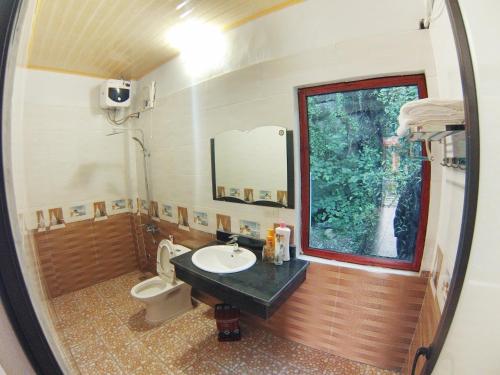 Ein Badezimmer in der Unterkunft An Ngoc Tam Coc Bungalow