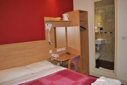 Katil atau katil-katil dalam bilik di Carlton Hotel