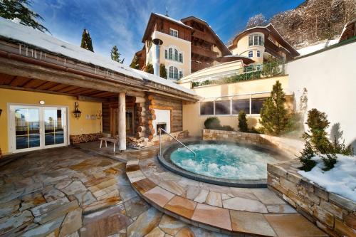 an outdoor hot tub in the backyard of a house at Stock Resort in Finkenberg
