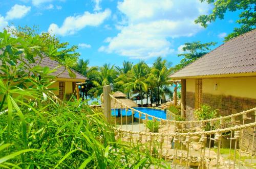 Blick auf ein Resort mit Pool in der Unterkunft Coral Bay Resort in Phu Quoc