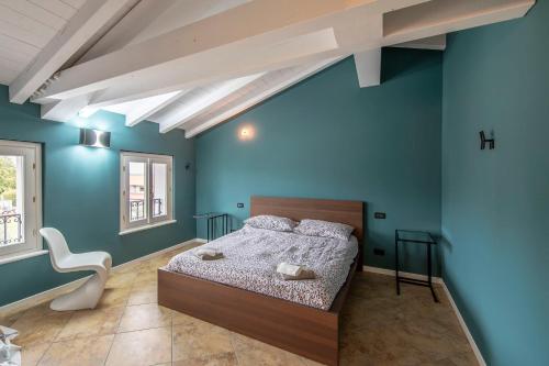 um quarto com uma cama numa parede azul em DESIGNcontrodesign em Desenzano del Garda