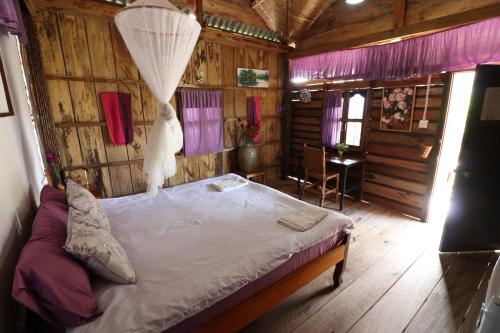 Giường trong phòng chung tại Fish Island Bungalows