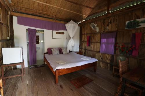 Postel nebo postele na pokoji v ubytování Fish Island Bungalows