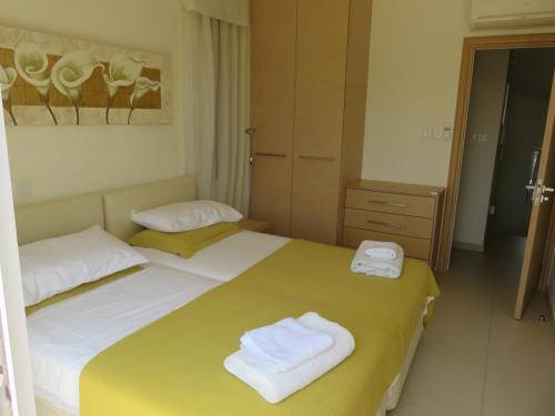 zwei Betten mit Handtüchern in einem Zimmer in der Unterkunft Villa Victoria in Paphos City