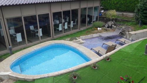 una gran piscina frente a un edificio en Albergue Turistico Salceda, en Salceda