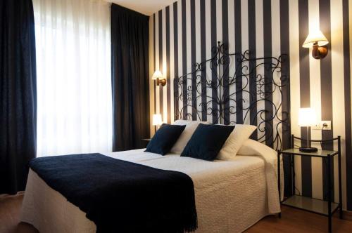 
Cama o camas de una habitación en Hotel La Farola del Mar
