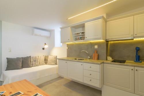 A kitchen or kitchenette at L’arco Milos Suite