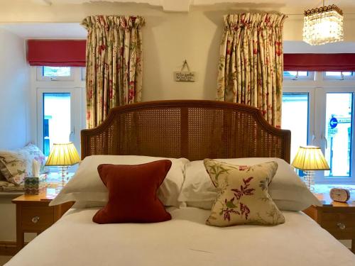 パドストウにあるCyntwell Guest Accommodationのベッドルーム1室(白いシーツと枕のベッド1台付)