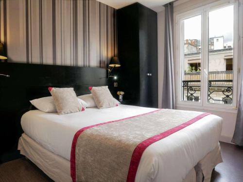 
a hotel room with two beds and two lamps at Bonséjour Montmartre in Paris
